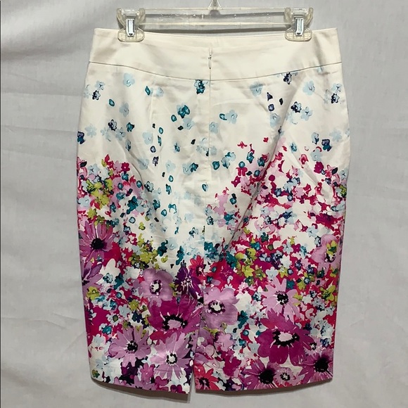 Ann Taylor Short Floral Skirt Size 6 - Picture 3 of 8